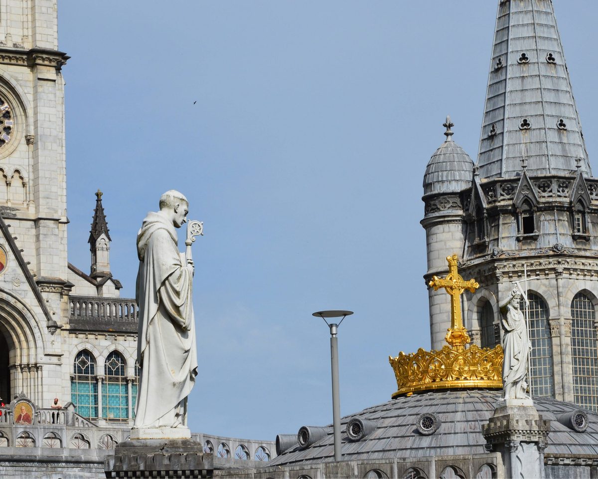 Santuario de Nuestra Señora de Lourdes, con la Virgen Coronada y las basílicas